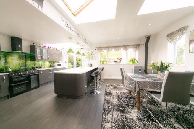 Kitchen & dining room