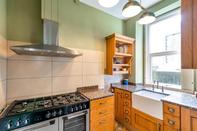 5 bed Detached for sale Image 12