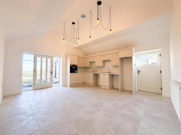 OPEN PLAN KITCHEN/DINER LOUNGE