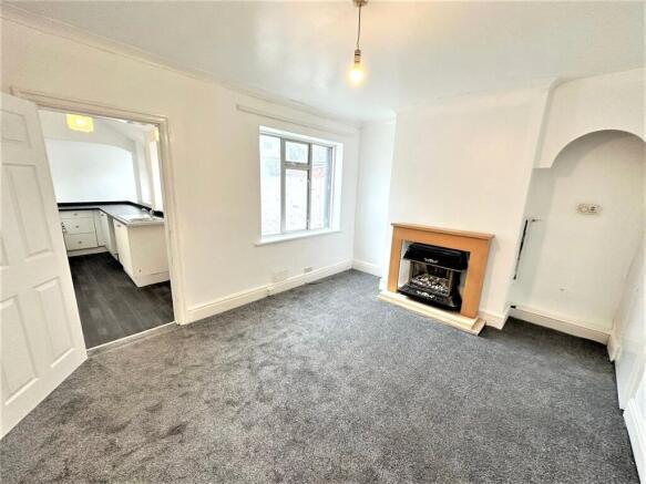 2 bed Terraced to rent Image 4