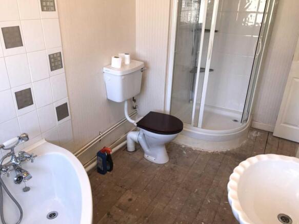 Bathroom One.JPG