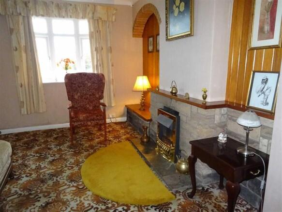 Spacious lounge (front)