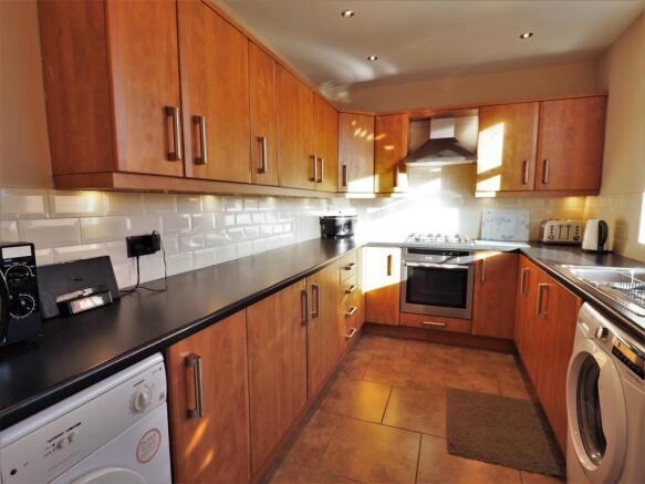 Modern Fitted Kitchen 590
