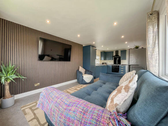 OPEN PLAN KITCHEN/LOUNGE