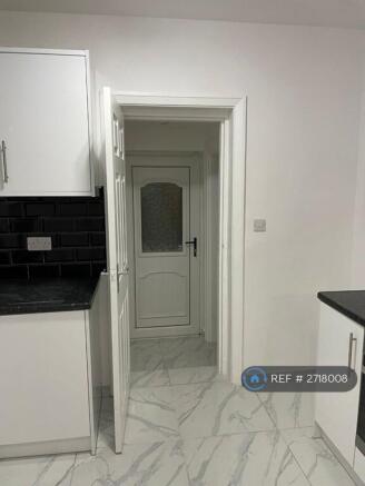 3 bed Semi-Detached to rent Image 5