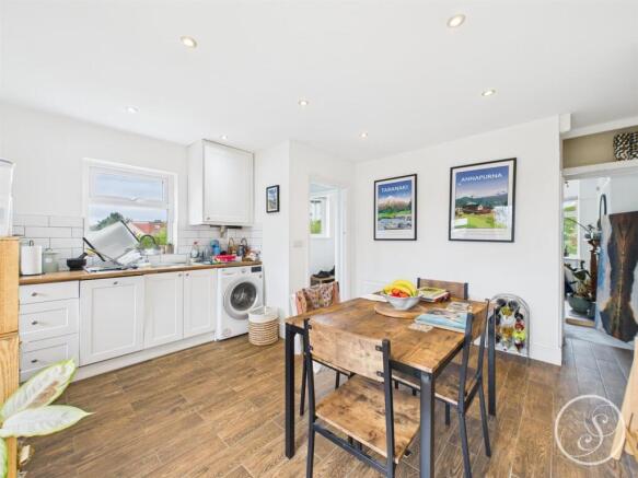 3 bed Semi-Detached to rent Image 8