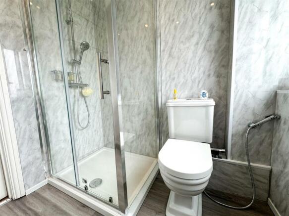 FAMILY SHOWER ROOM