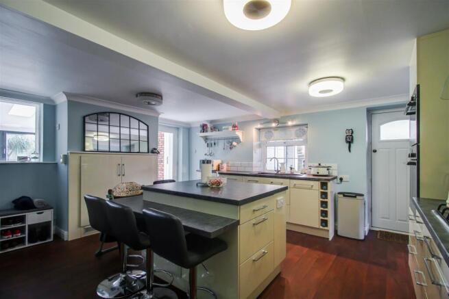 KITCHEN/BREAKFAST ROOM