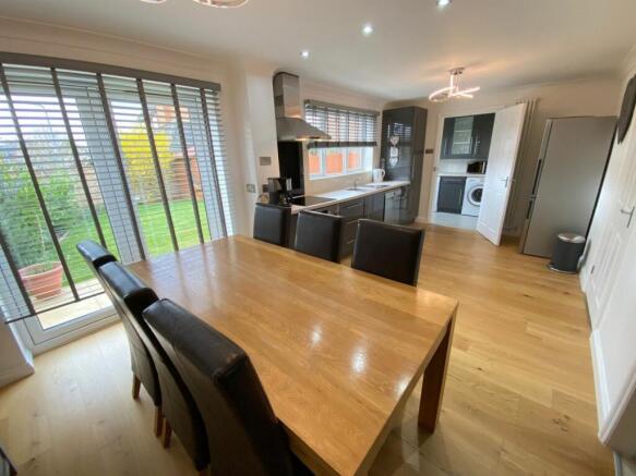 KITCHEN/DINING ROOM