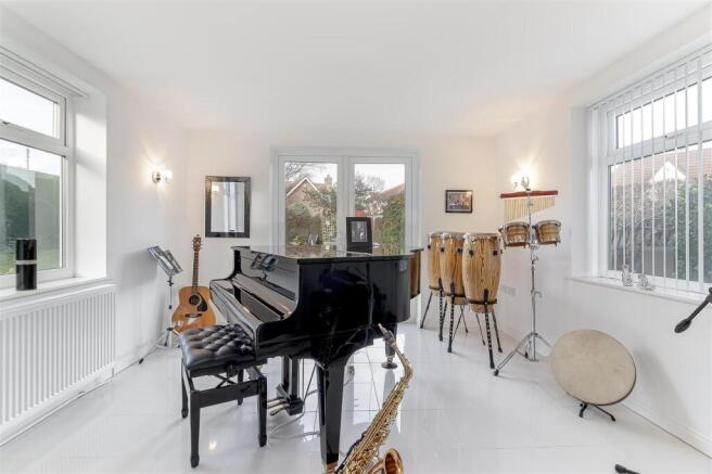 4 bed Detached for sale Image 11