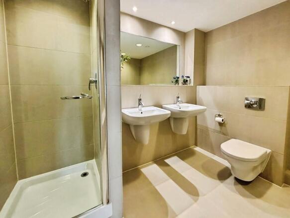 2 bed Penthouse to rent Image 10