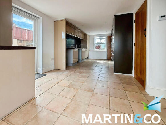 4 bed Detached to rent Image 4