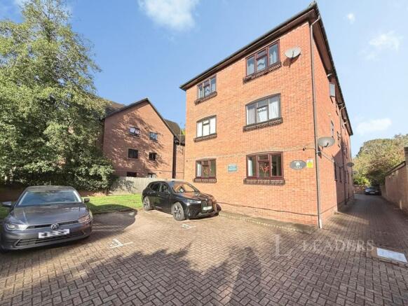 1-bed flat on Bromham Road, Bedford, Bedfordshire, £145,000