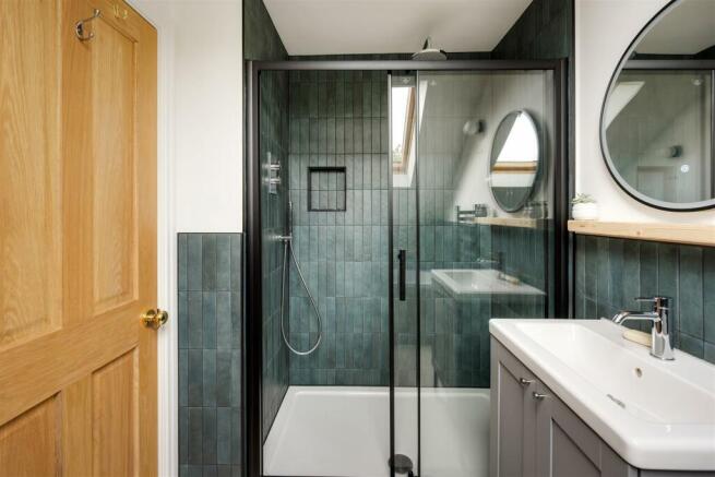Ensuite loft. (1).jpg
