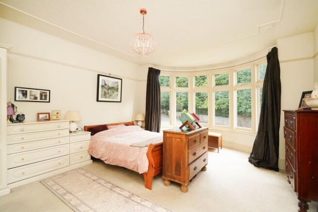5 bed Semi-Detached for sale Image 8