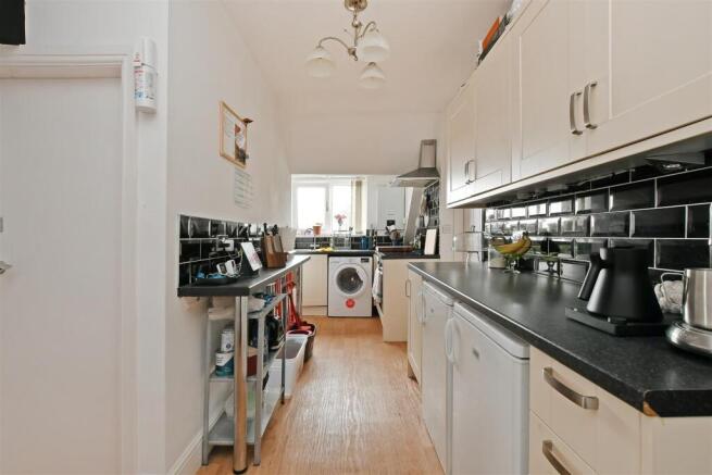 6 bed House for sale Image 4