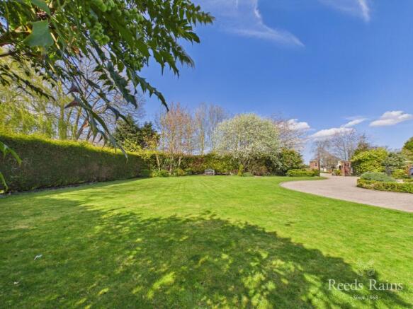 4 bed House for sale Image 4