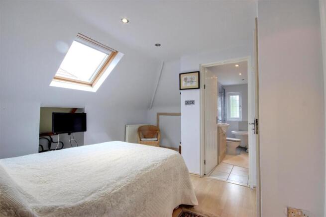 4 bed Detached Bungalow for sale Image 11
