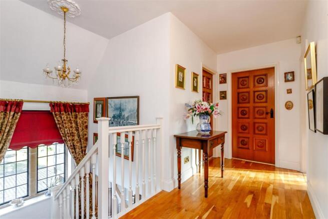 8375386-interior34.jpg
