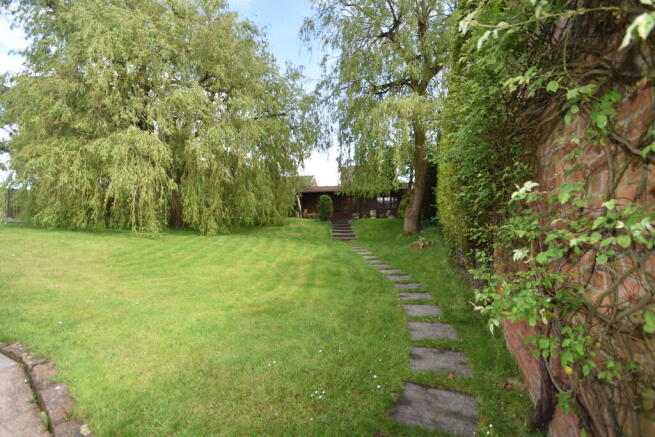 Path to pool hous...