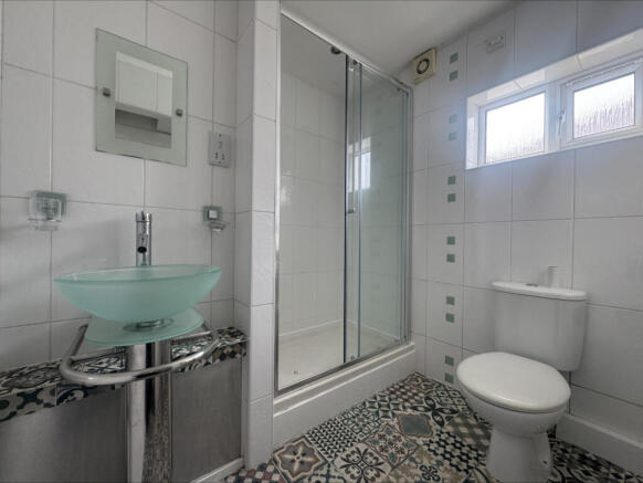 2 bed Flat to rent Image 9
