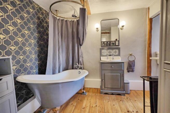 VICTORIAN STYLE BATHROOM