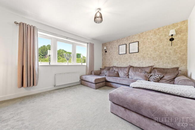 5 bed Town House for sale Image 7