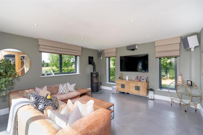 6 bed Detached for sale Image 8