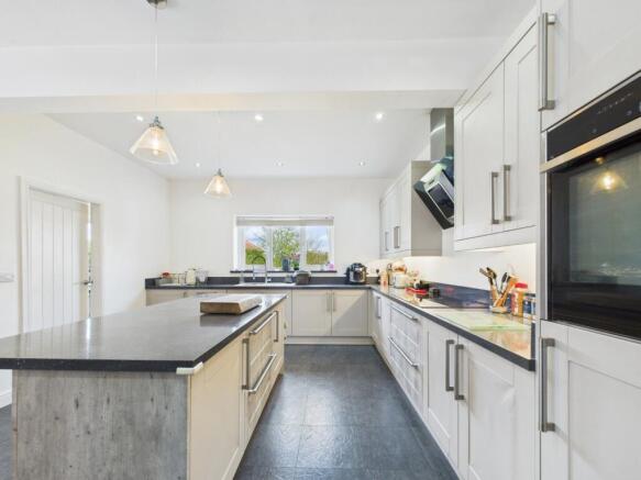 4 bed Detached for sale Image 10