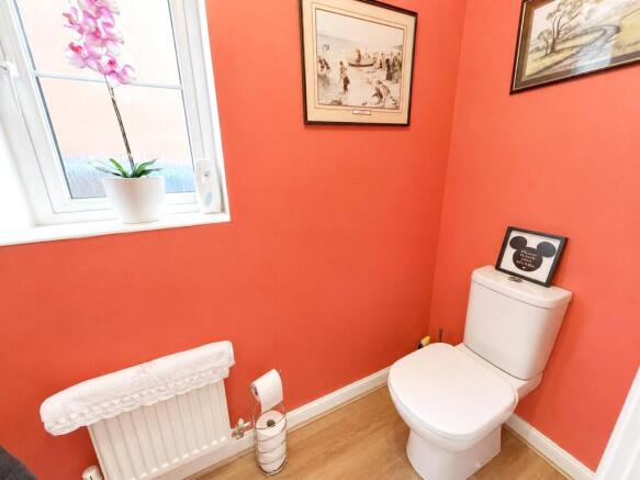 4 bed Detached for sale Image 8