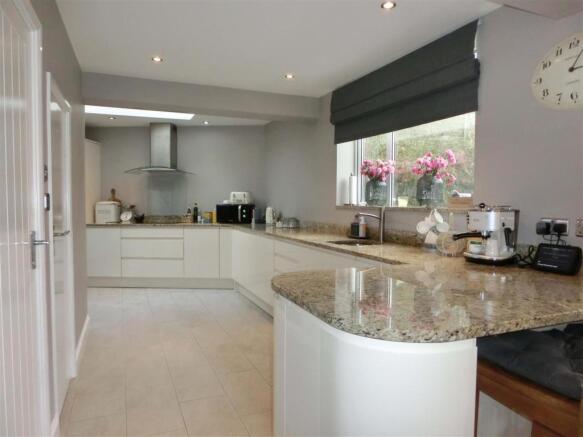 OPEN PLAN EXTENDED & REFITTED KITCHEN DINER