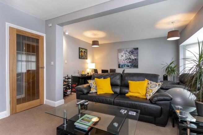 Lounge/Dining Room