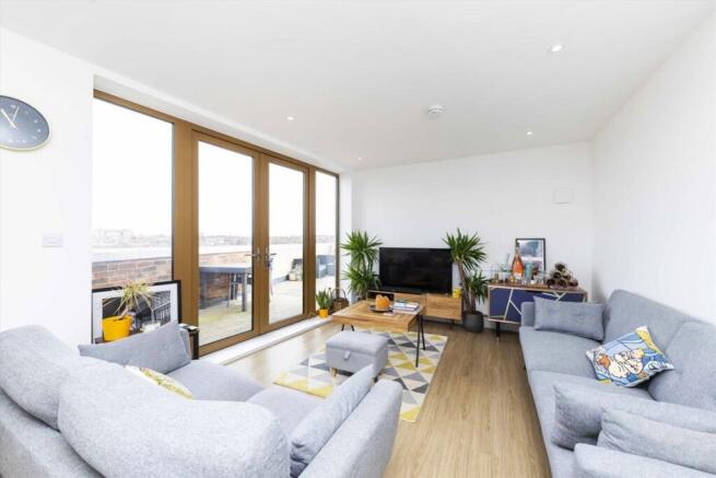 2-bed flat on Streatham Road, Streatham, £400,000