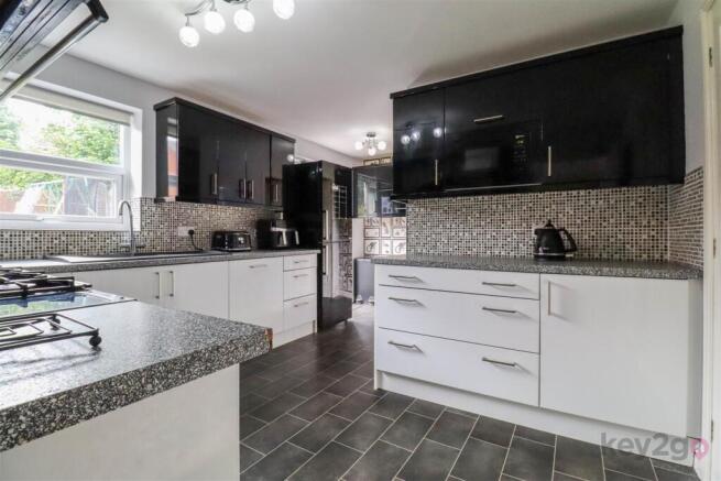 4 bed Detached for sale Image 6