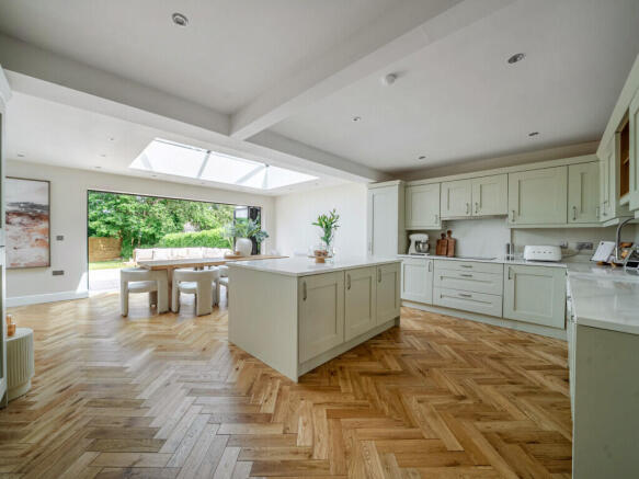 5 bed Detached for sale Image 6