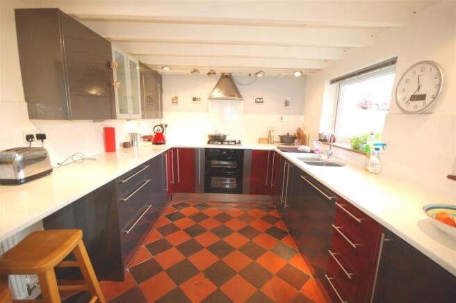 MODERN FITTED KITCHEN