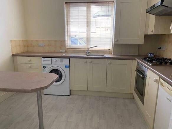 16 Alma Lane kitchen 3.jpg