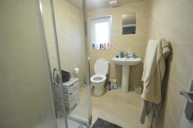 4 bed House to rent Image 10