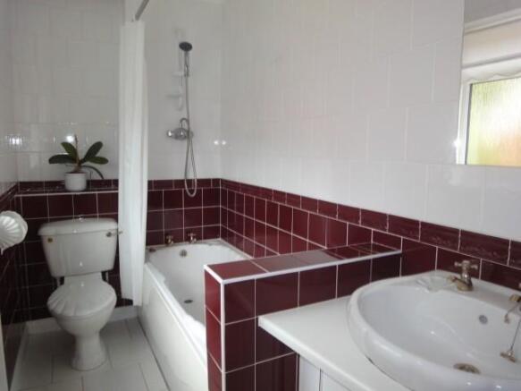 MASTER EN-SUITE