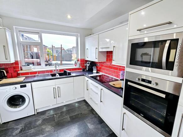 3 bed Semi-Detached for sale Image 6