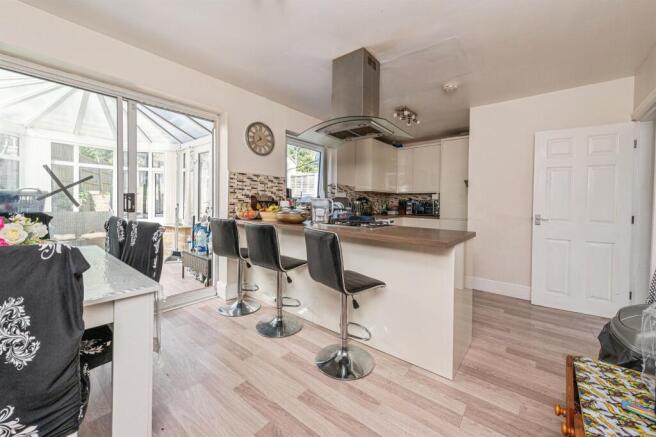 4 bed Detached for sale Image 5