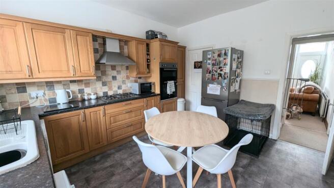 3 bed End of Terrace to rent Image 4