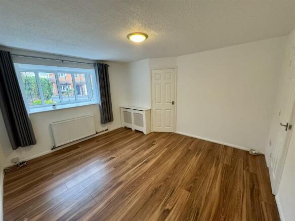 Living Room (2/2)