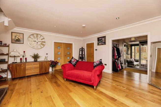 5 bed Detached for sale Image 11