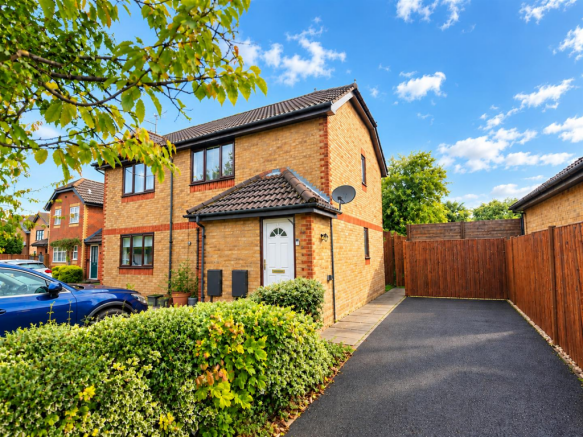 2-bed flat on Wilshire Avenue, Chelmer Village, Chelmsford, £260,000