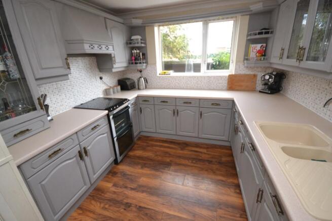 FITTED KITCHEN