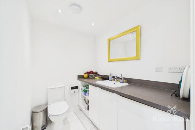 4 bed Detached to rent Image 5