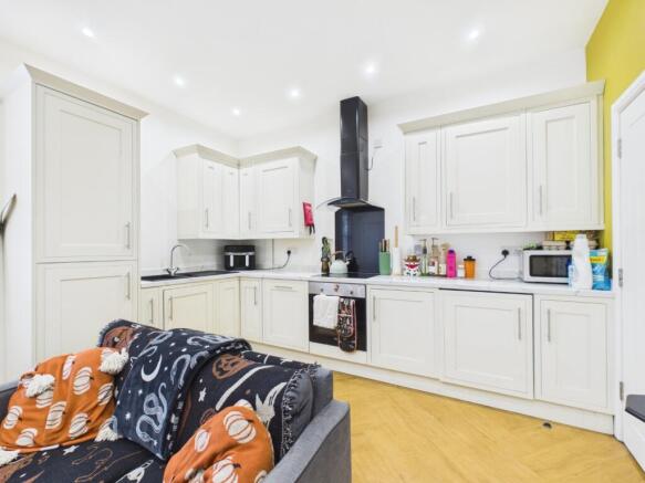 3 bed Flat for sale Image 11