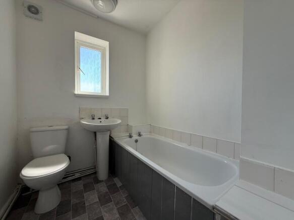 3 bed Terraced to rent Image 6