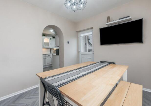 4 bed Semi-Detached for sale Image 8